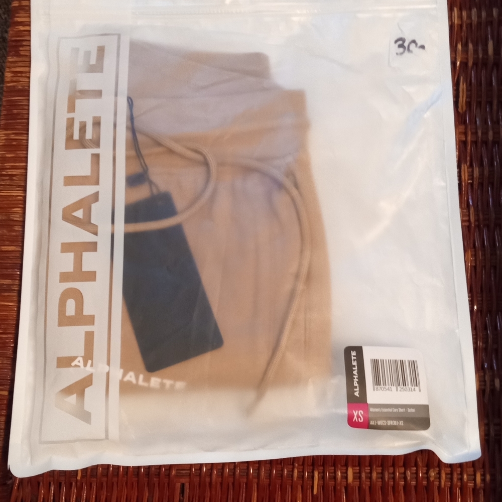 NWT Alphalete Core Essentials Shorts - Picture 4 of 5